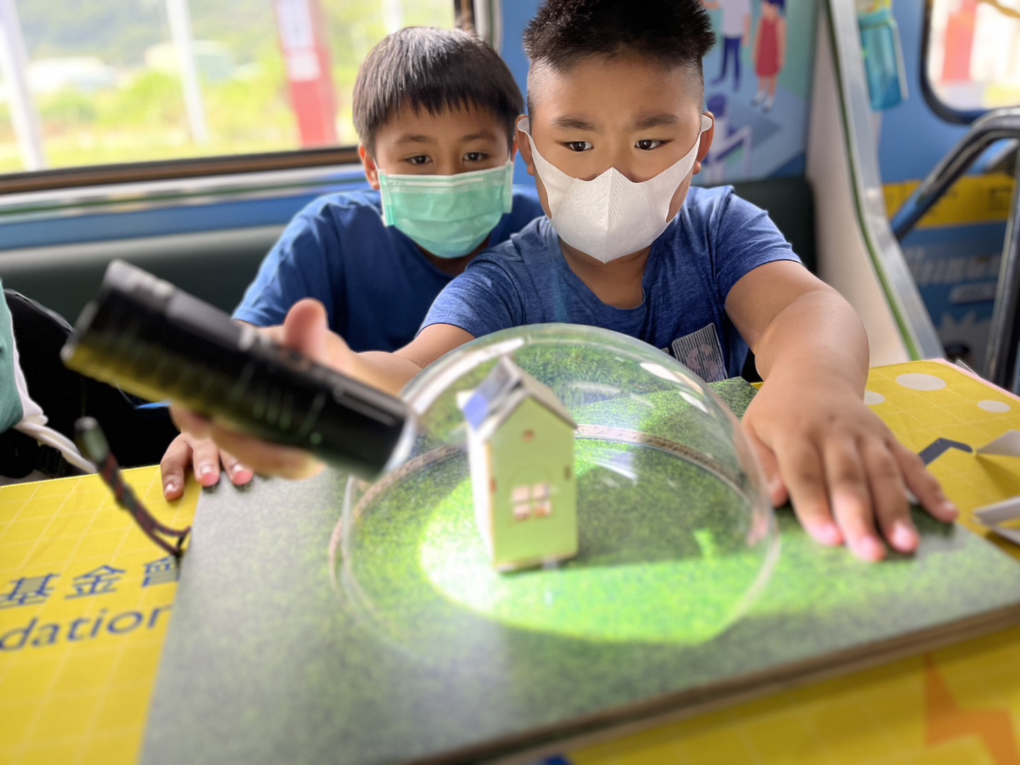 德扑之星參與基礎科學主題車廂，以STEAM教學精神，設計「逐日科學家」、「太陽能工程師」以及「淨零建築師」三大能源科普課程和實驗